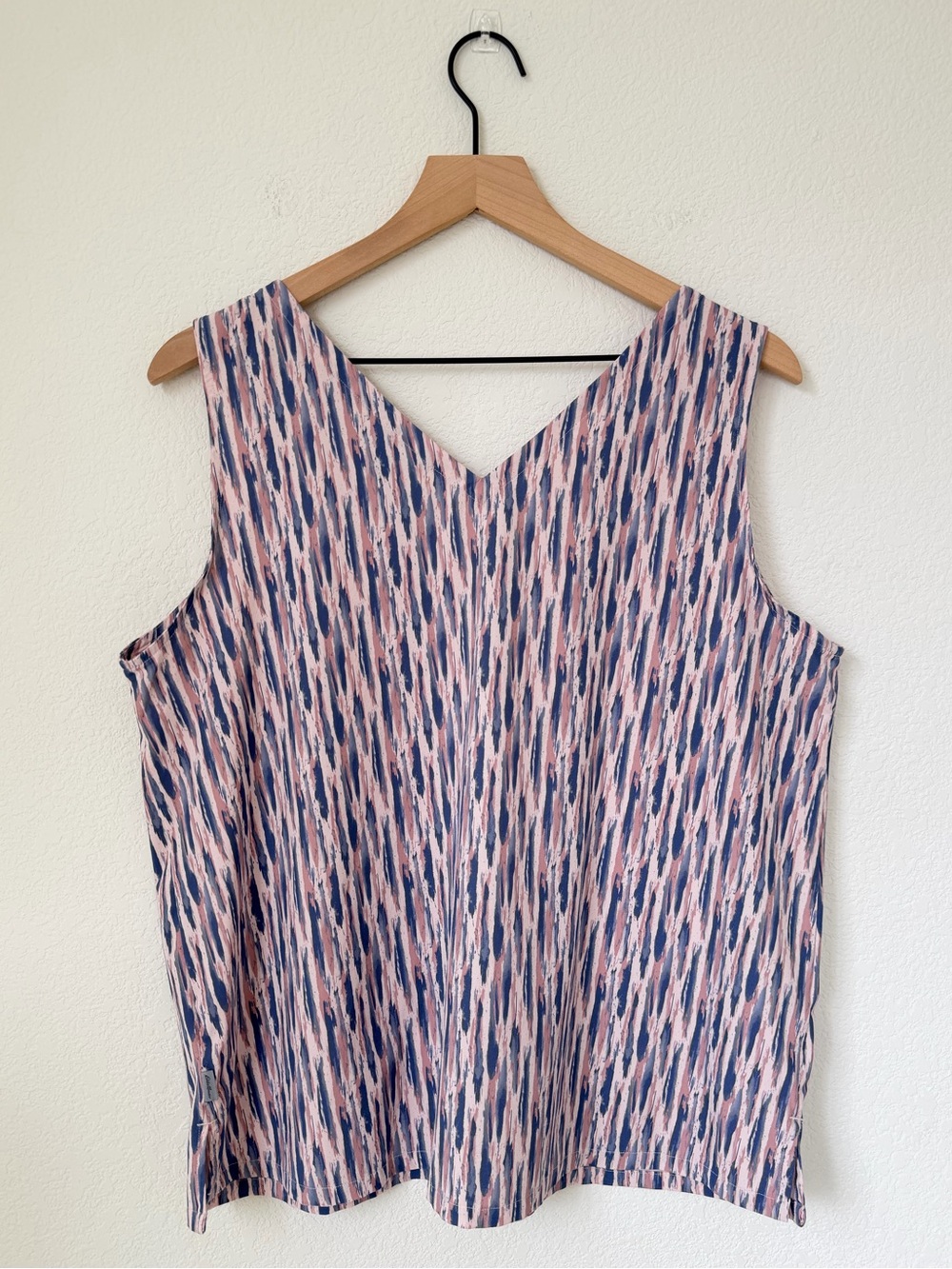 Eddie Bauer Pink & Navy Patterned V-Neck Sleeveless Top Size Large - Picture 2 of 10